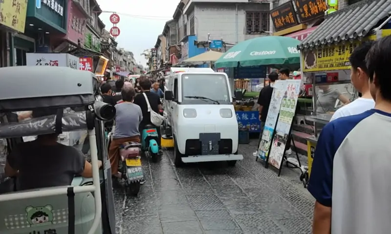 新能源洗掃車現場實拍：助力城市環衛，打造綠色環保新標桿
